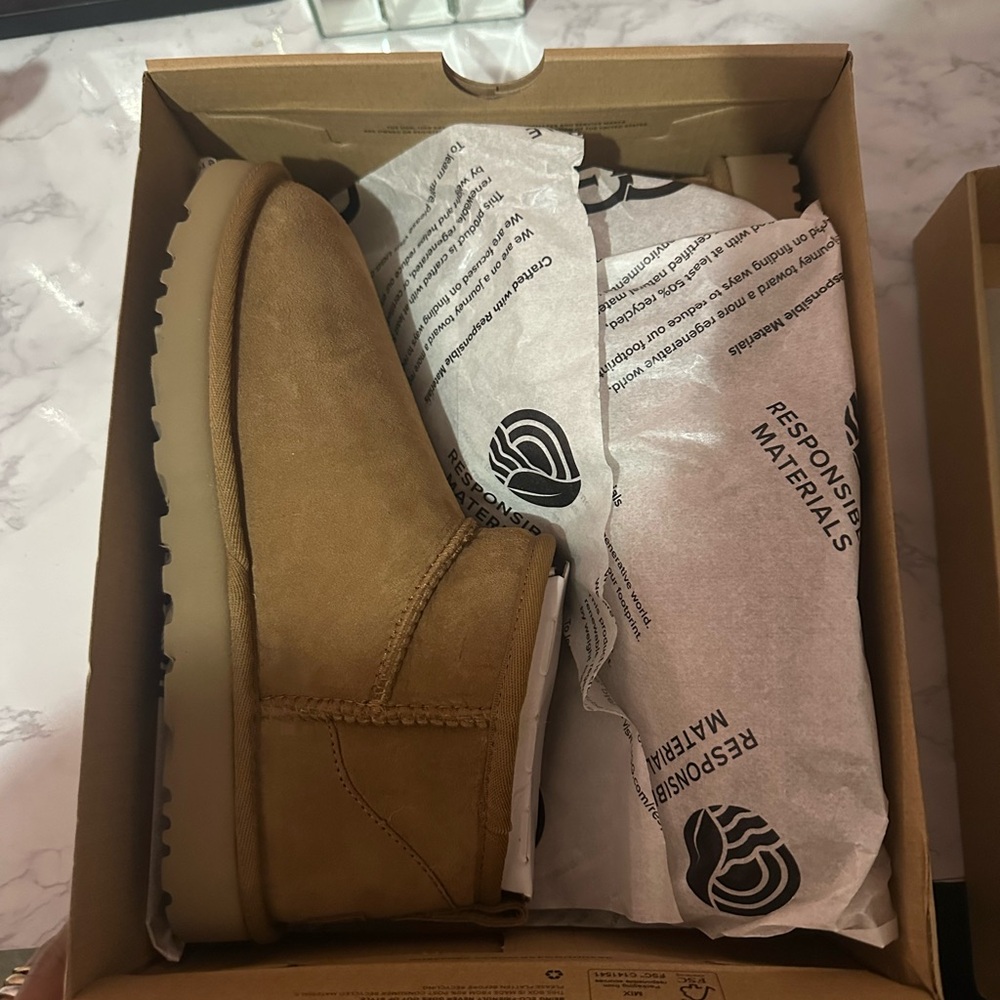 UGG CLASSIC ULTRA MINI ANKLE BOOT (UNUSED)